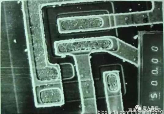 如果讲毛泽东时代中国在电脑、芯片等技术产品很厉害,年轻人绝不会相信,说这不可能。 可这是事实,老徐(微信公众号:手抄报)就找到这些资料,有图有真相。 两个年轻人不记得的人 改革开放40年100位杰出贡献人物榜,企业家和科学家多有上榜,电子信息产业企业家不少上榜,马云、马化腾、李彦宏、柳传志,大家都熟悉。不过,王永民、王选在榜上,年轻人知道的就少了。 王永民 王永民,男,汉族,中共党员,1943年12月出生,河南南召人,北京王码创新网络技术有限公司董事长。他创立汉字键盘设计三原理及